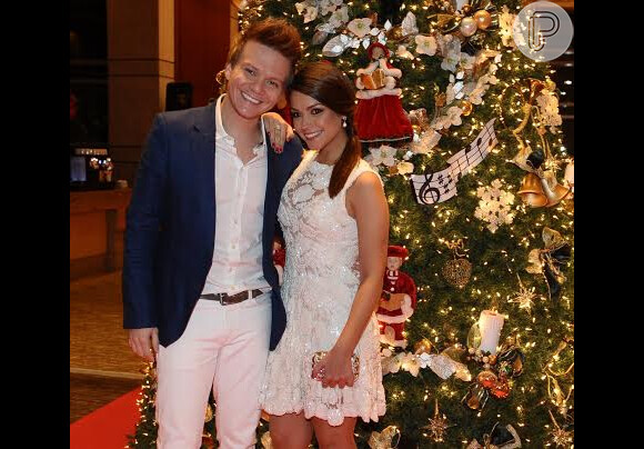 O casal Thaís Fersoza e Michel Teló chegou juntos no evento beneficente Natal do Bem, que aconteceu nesta segunda-feira (16) em São Paulo