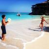 Alexandre Pato está curtindo os últimos dias de férias ao lado da namorada, Sophia Mattar, no Caribe, em 18 de dezembro de 2013