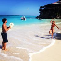 Alexandre Pato e Sophia Mattar curtem férias em hotel de luxo, no Caribe
