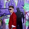Justin Bieber grafita mural na premiére de 'Justin Bieber's Believe', em 18 de dezembro de 2013