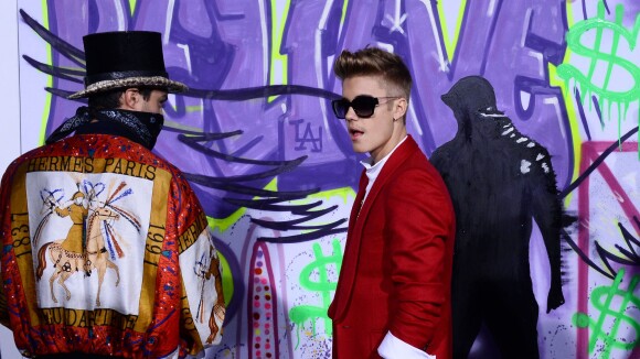 Justin Bieber grafita mural na première do filme 'Justin Bieber's Believe'