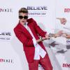 Justin Bieber faz gracinha no tapete vermelho da première 'Justin Bieber's Believe'
