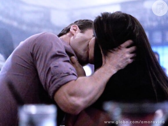 Perséfone (Fabiana Karla) beija Vanderlei (Marcelo Argenta) para fazer ciúmes em Daniel (Rodrigo Andrade), em cena de 'Amor à Vida'