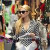 Paris Hilton está processando Lindsay Lohan após a atriz ter supostamente causado uma briga com Barron Hilton, irmão da socialite