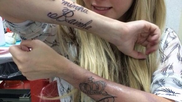 Polêmica tatuagem de Bárbara Evans em homenagem aos pais custou R$ 500