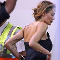 Angelina Jolie é fotografada em aeroporto na Austrália com braços superfinos
