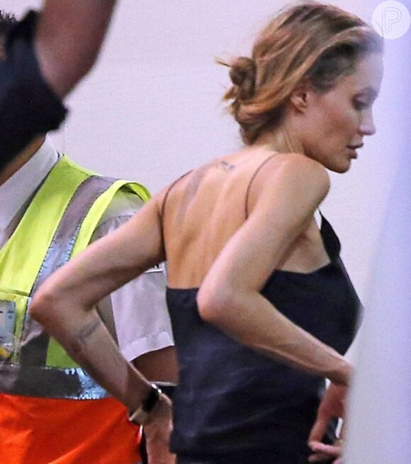 Ao ser fotografada neste sábado (21) em um aeroporto na Austrália, Angelina Jolie chamou a atenção pela magreza