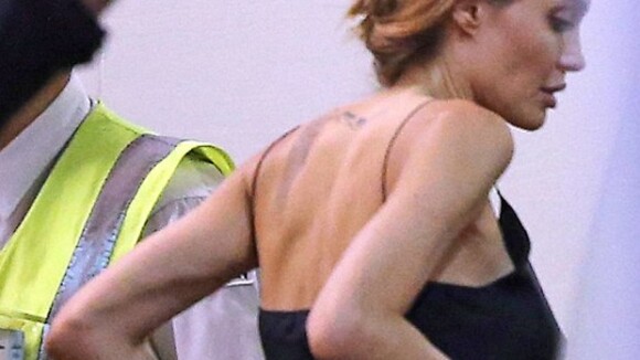 Angelina Jolie é fotografada em aeroporto na Austrália com braços superfinos