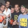 Raphael Viana se diverte com amigos na festa Errejota