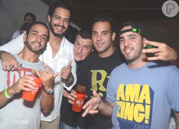Raphael Viana se diverte com amigos na festa Errejota