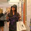Giovanna Antonelli faz compras e acena para o fotógrafo, em 22 de dezembro de 2013
