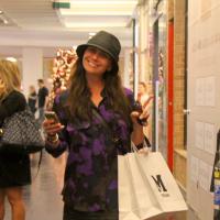Giovanna Antonelli faz compras de pernas de fora ao lado de amigas