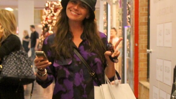 Giovanna Antonelli faz compras de pernas de fora ao lado de amigas