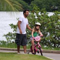 Marcos Palmeira sua a camisa para ensinar filha, Julia, a andar de bicicleta