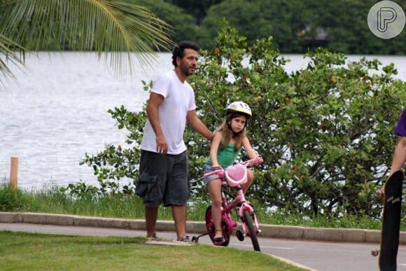 Marcos Palmeira levou a filha Julia, de 6 anos, para andar de bicicleta na tarde desta segunda-feira, 23 de dezembro de 2013, na Lagoa Rodrigo de Freitas, Zona Sul do Rio de Janeiro
