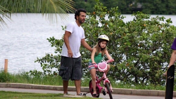 Marcos Palmeira sua a camisa para ensinar filha, Julia, a andar de bicicleta