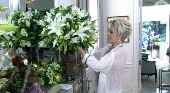 Ana Maria Braga exibe os arranjos florais que decoram a sala da sua casa, em 24 de dezembro de 2013