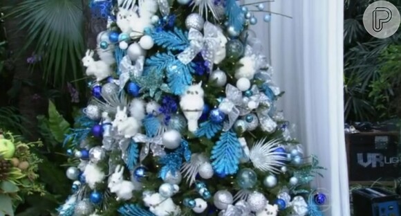 A árvore de Natal de Ana Maria Braga é nos tons de azul e branco, em 24 de dezembro de 2013