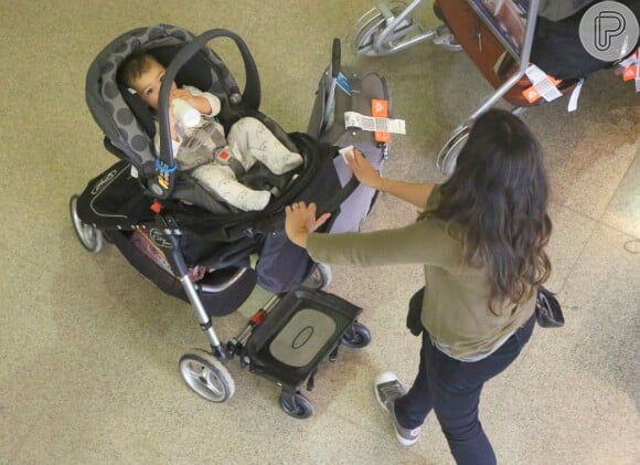 Camila Alves cuida do filho mais novo, Livingston, de apenas 11 meses