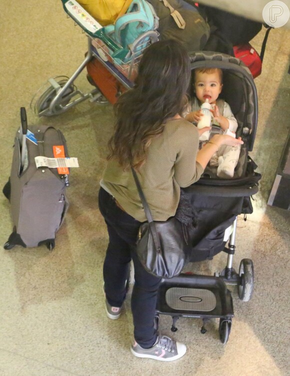 Camila Alves dá mamadeira para o caçula, Livingston, de 11 meses
