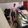 Matthew McConaughey e Camila Alves cuidam dos filhos no aeroporto de Belo Horizonte