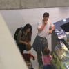 Matthew McConaughey e Camila Alves embarcam com os filhos no aeroporto de Belo Horizonte