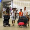 Matthew McConaughey e Camila Alves embarcam com os filhos no aeroporto de Belo Horizonte, em 25 de dezembro de 2013