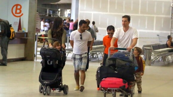 Matthew McConaughey e Camila Alves embarcam com os três filhos em BH