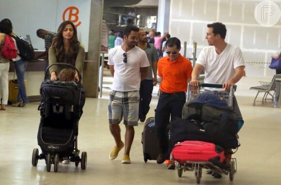 Matthew McConaughey e Camila Alves embatcam com os filhos no aeroporto de Belo Horizonte