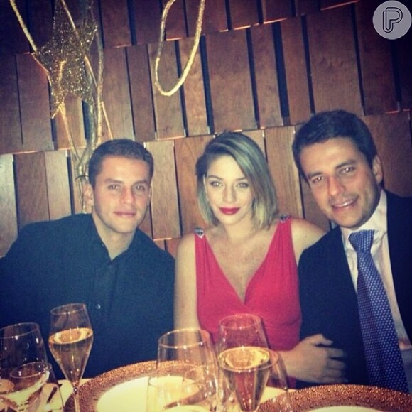 Luma Costa faz a ceia de Natal no restaurante Le Bernardin em Nova York ao lado do marido, Leonardo Martins, e Bruno Martins, assistente de direção da TV Globo