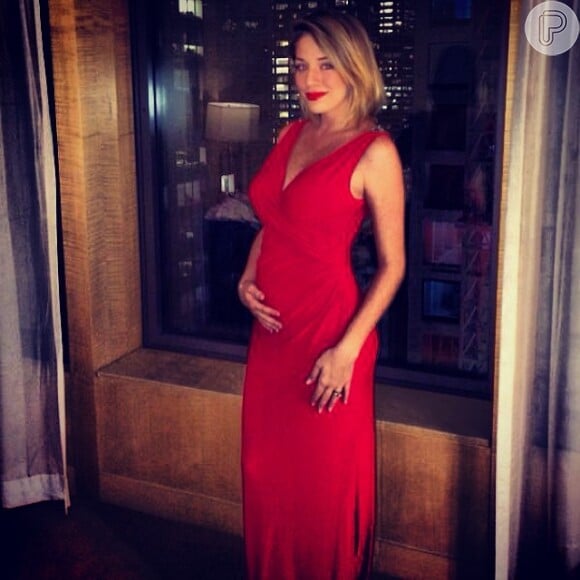 Luma Costa exibe barrigtuinha de grávida em noite de Natal em Nova York, em 24 de dezembro de 2013