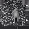 Luma Costa posa em frente a árvore de Natal, em Nova York