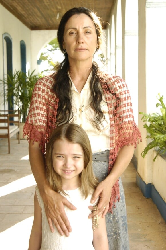 Mariana (Cássia Kis Magro) com a filha Maria Rita (Mariana Mamoré), em Paraíso (2009)