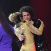Claudia Leitte deu um abraço em seu pupilo, Sam Alves, quando ele foi anunciado como vencedor