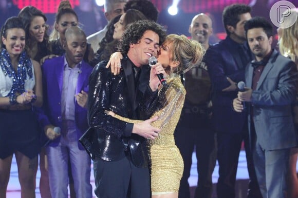 Claudia Leitte dá um beijo em Sam Alves, seu pupilo e vencedor do 'The Voice Brasil'