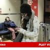 Selena Gomez esconde o rosto e não responde aos repórteres sobre briga com Justin Bieber, ao chegar no aeroporto Internacional de Los Angeles, em 4 de janeiro de 2013