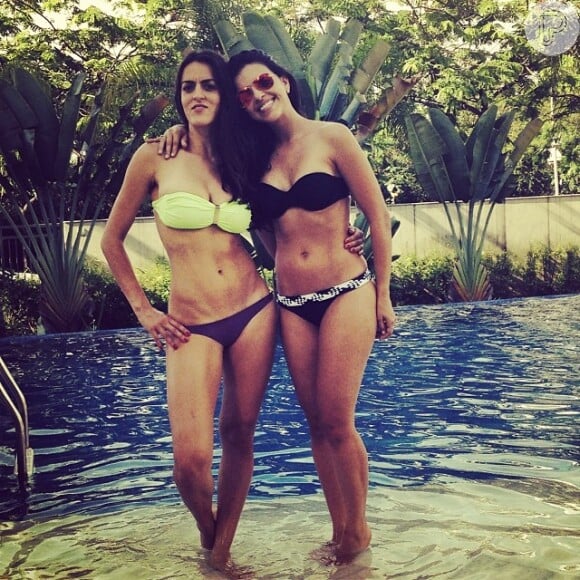 Luciana Paes e Mariana Rios posam juntas de biquíni nesta segunda-feira, 30 de dezembro de 2013