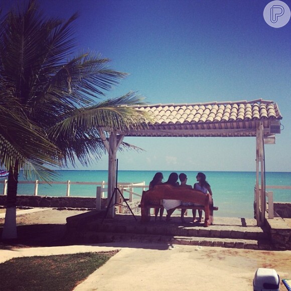 Giovanna Lancellotti curtiu o dia desta segunda-feira, 30 de dezembro de 2013, na praia com os amigos