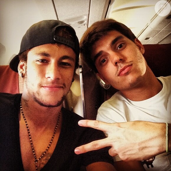 Neymar está a caminho de Barcelona ao lado de um caminho em seu jatinho particular, nesta quarta-feira, 1º de janeiro de 2014