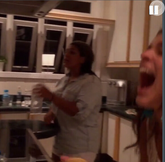Bruna Marquezine se diverte jogando 'torre de copos' na cozinha da casa do amigo na madrugada de 1 de dezembro de 2014