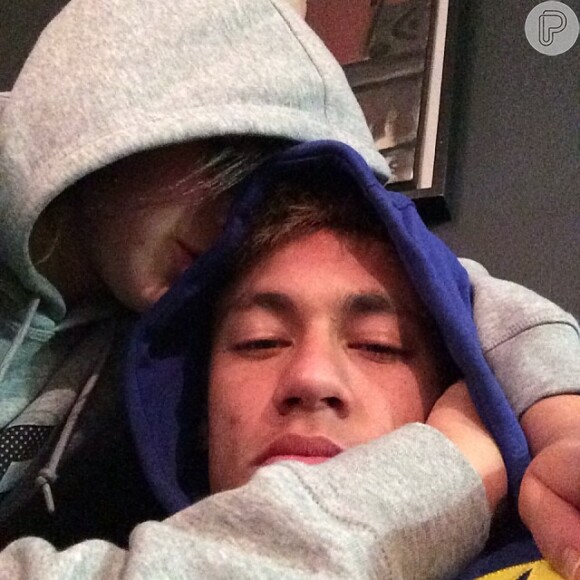 No dia 9 de dezembro, Neymar publicou uma foto com Bruna para negar que estavam vivendo uma crise. 'Never ending Love (o amor nunca acaba'', legendou o jogador