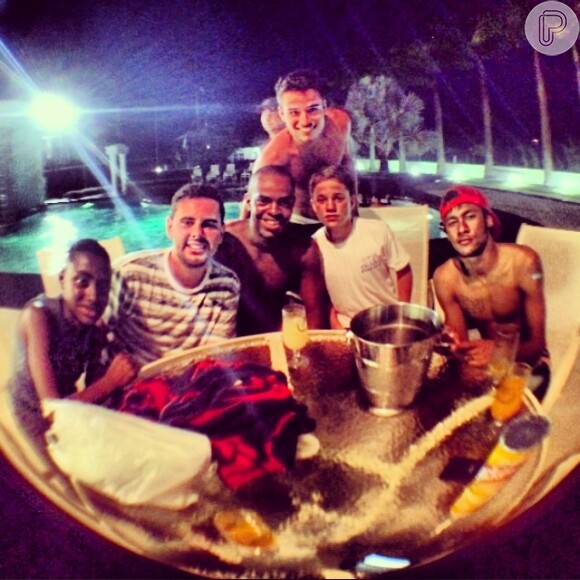 No mesmo dia, Neymar tirou foto com os amigos. Os fãs estranharam o semblante sério do ator. 'Que cara é essa?', chegou a perguntar um seguidor