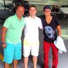 Na hora de ir embora em um jato particular, Neymar posou com o pai e Alcino Pascolotto