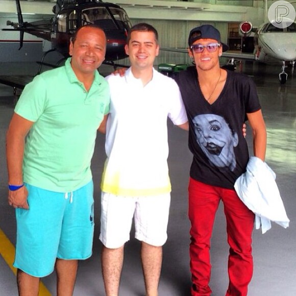 Na hora de ir embora em um jato particular, Neymar posou com o pai e Alcino Pascolotto