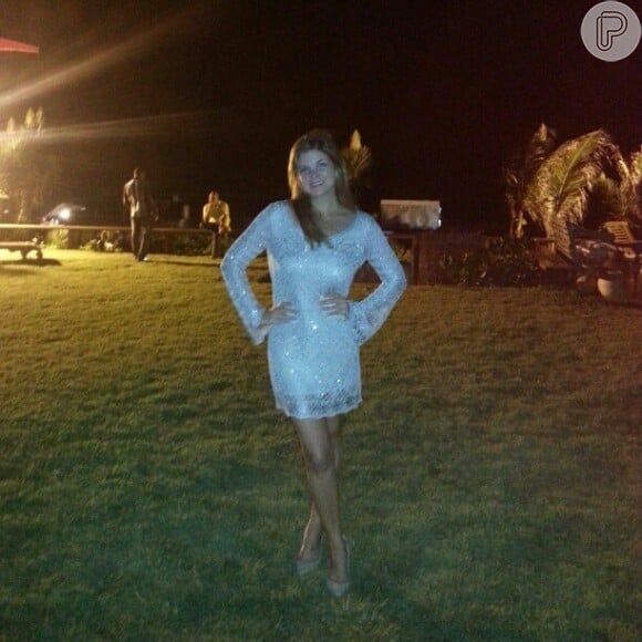 Cristiana Oliveira estava com um lindo vestido branco e brilhante na noite do Réveillon