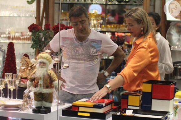 Romário aproveita o dia para fazer compras em shopping no Rio (Foto: Marcus Pavao)