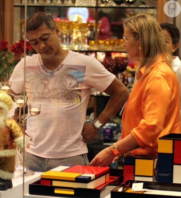 Romário é fotografado em shopping (Foto: Marcus Pavao)