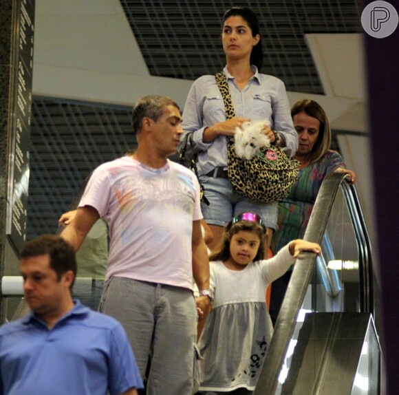 Romário também levou a filha caçula, Ivy, e os cachorros para o shopping (Foto: Marcus Pavao)