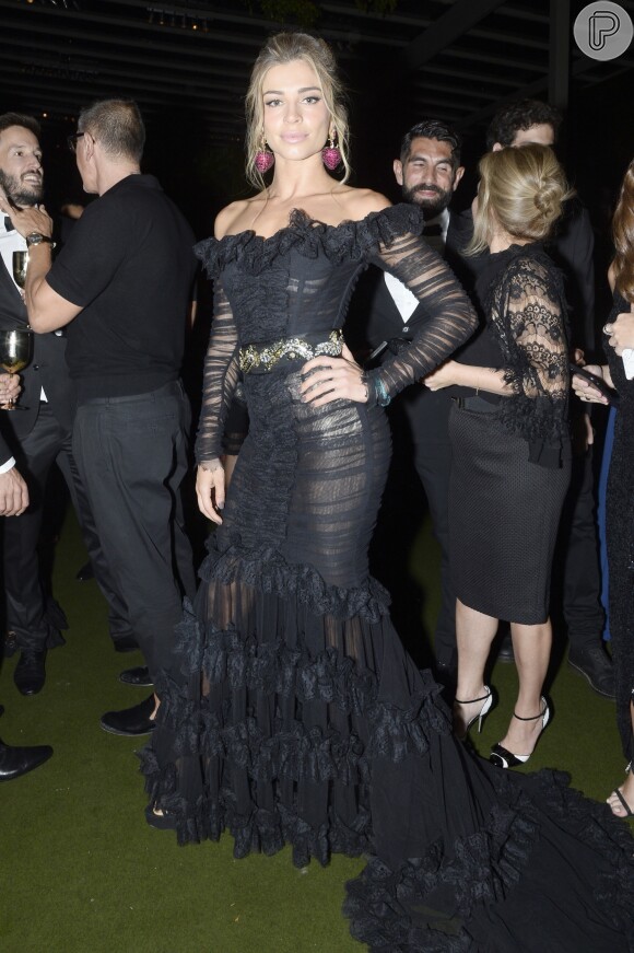 Grazi Massafera é fã da marca Dolce & Gabbana e já usou um modelo da marca em baile da amfAR este ano