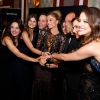 Atores, diretores e equipe de 'Verdades Secretas' posam juntos após cerimônia do Emmy
